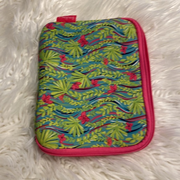 Lilly Pulitzer Make up bag size long 10” wide 8” no rips smell see pictures - Picture 7 of 11